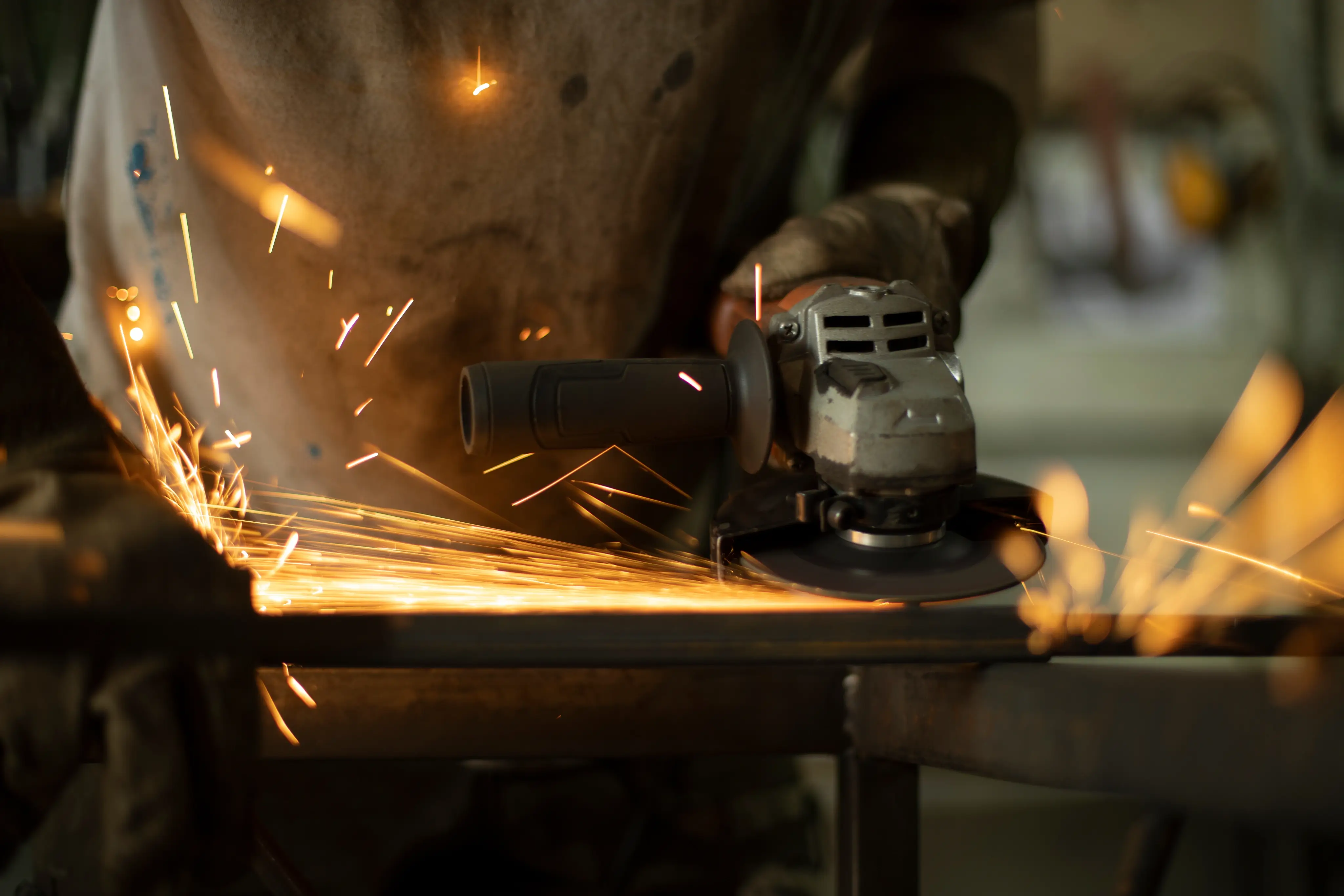 Servicio de reparación y ajuste de componentes metálicos en taller